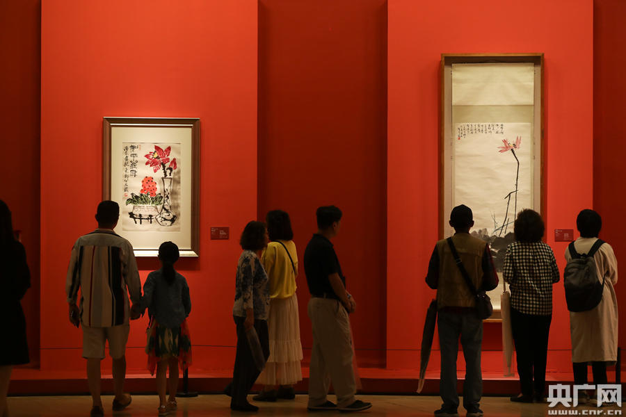 “东方写意”展区的作品，吸引了大量观众。（央广网记者 韩靖 摄）